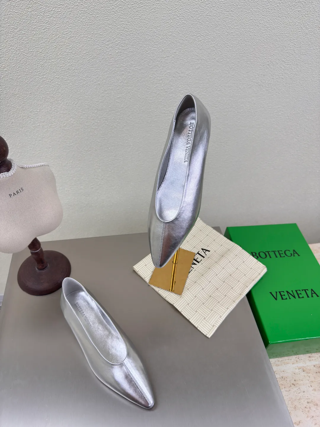 👟👟Ex-factory price 640👟👟 BV women's Sofia ballet shoes leather ballet shoes silver family elements woven series high version small round toe essential for commuting BV early autumn series are so beautiful💯 The use of elegant materials in shoes is intellectual, elegant and capable, full of high-end sense✅The design is beautiful~~ The fabric is made of original consistent lambskin and the shaping technology pursues the perfection of the internal process✅ Heel The foot pads are made of lambskin, never sloppy 🆚Original💯 Outsole technology Brand classic The new season uses Italian genuine leather outsole with clear dyeing technology and rubber square technology 💯 Comfortable and high-end flat design makes travel more comfortable and confident 35 36 37 38 39 40 41 42 (40 41 42 customized code number) Equipped with original packaging Hot glue process logo cloth bag